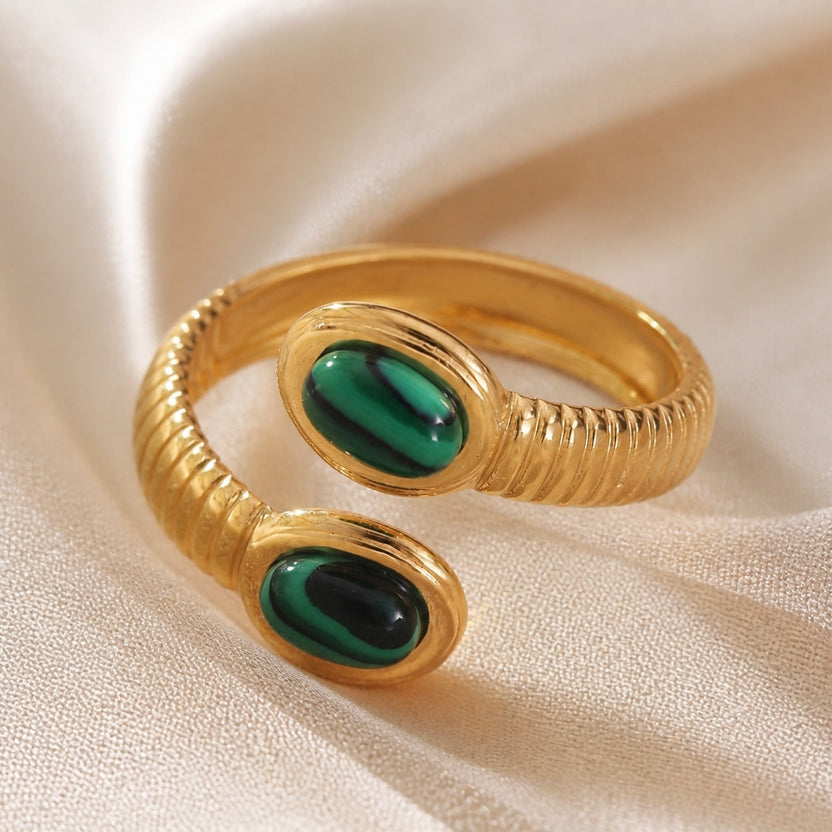 Anillo protagonista dorado con esmeralda