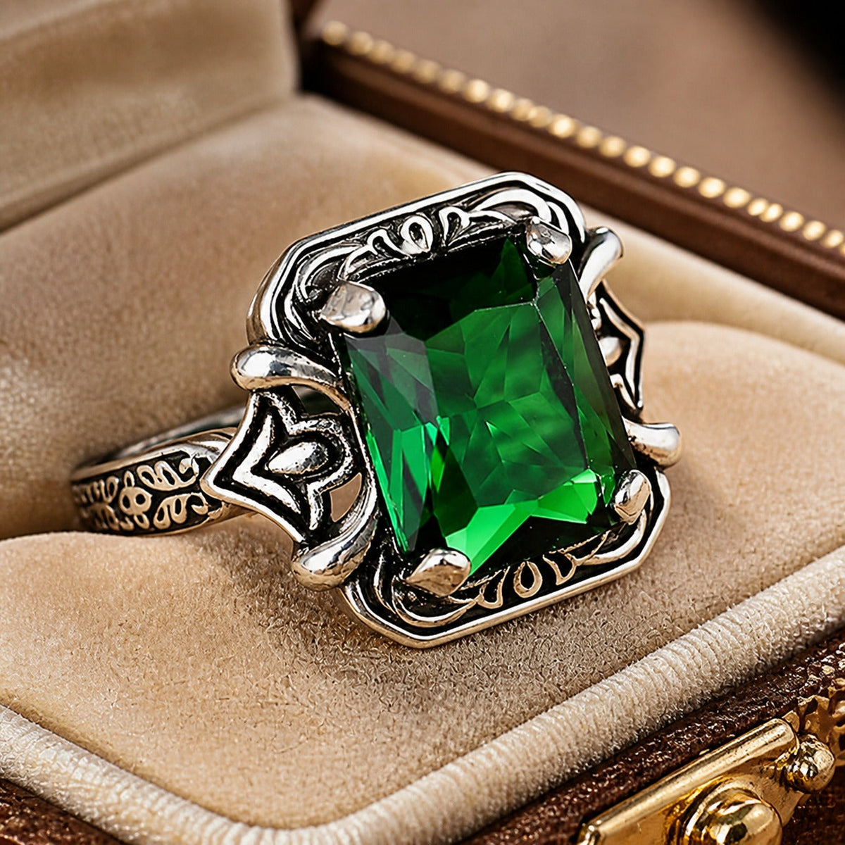 Anillo Paramount con joya de esmeralda