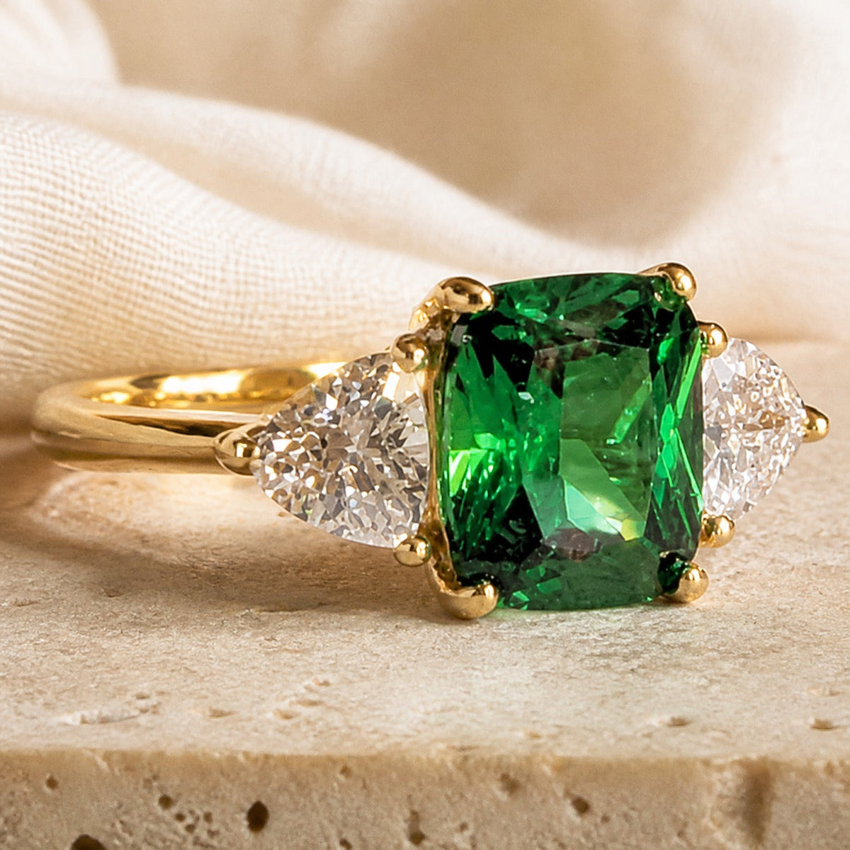 Anillo de oro con esmeralda Pinnacle