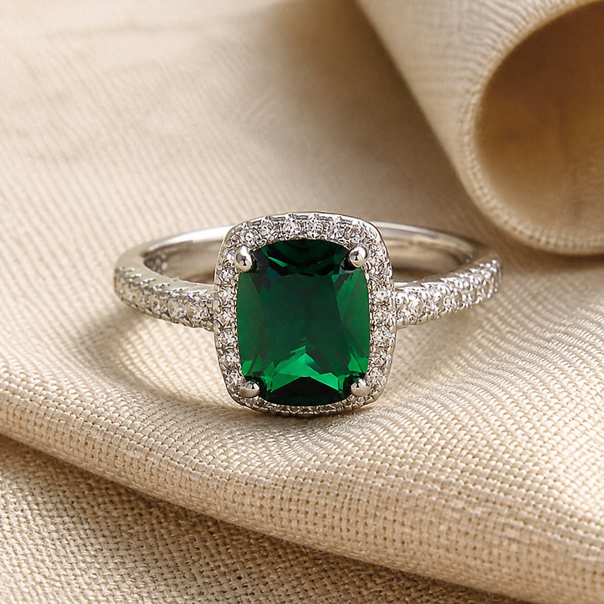 Anillo imperial con esmeralda talla cojín