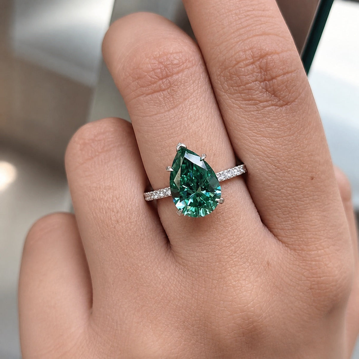 Anillo atemporal Esmeralda Majestuosa