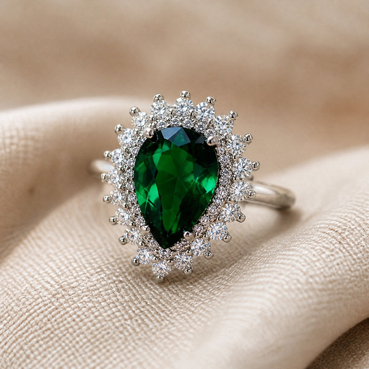 Anillo opulento con gota llamativa