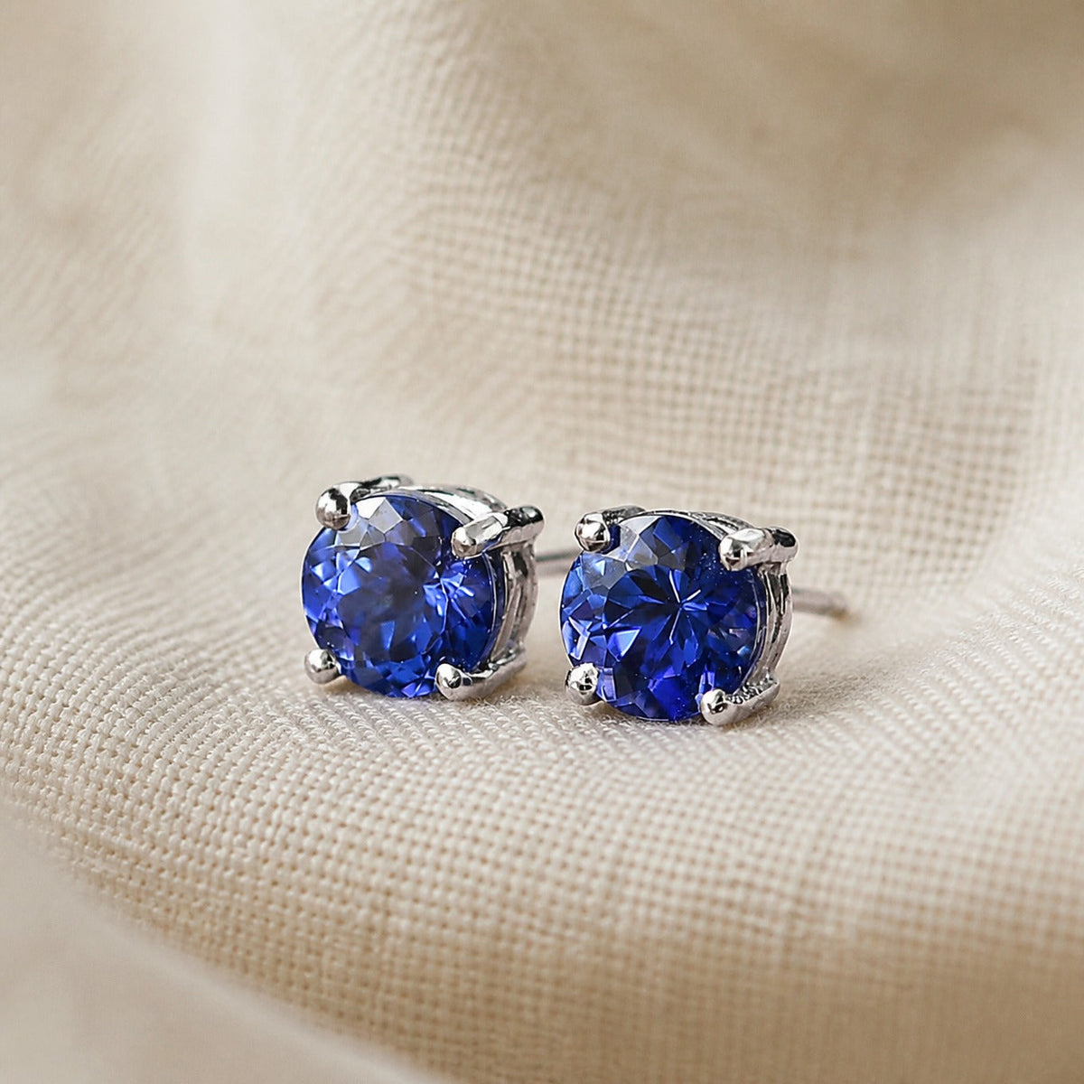 Pendientes de plata con zafiro luminoso – imagen 2
