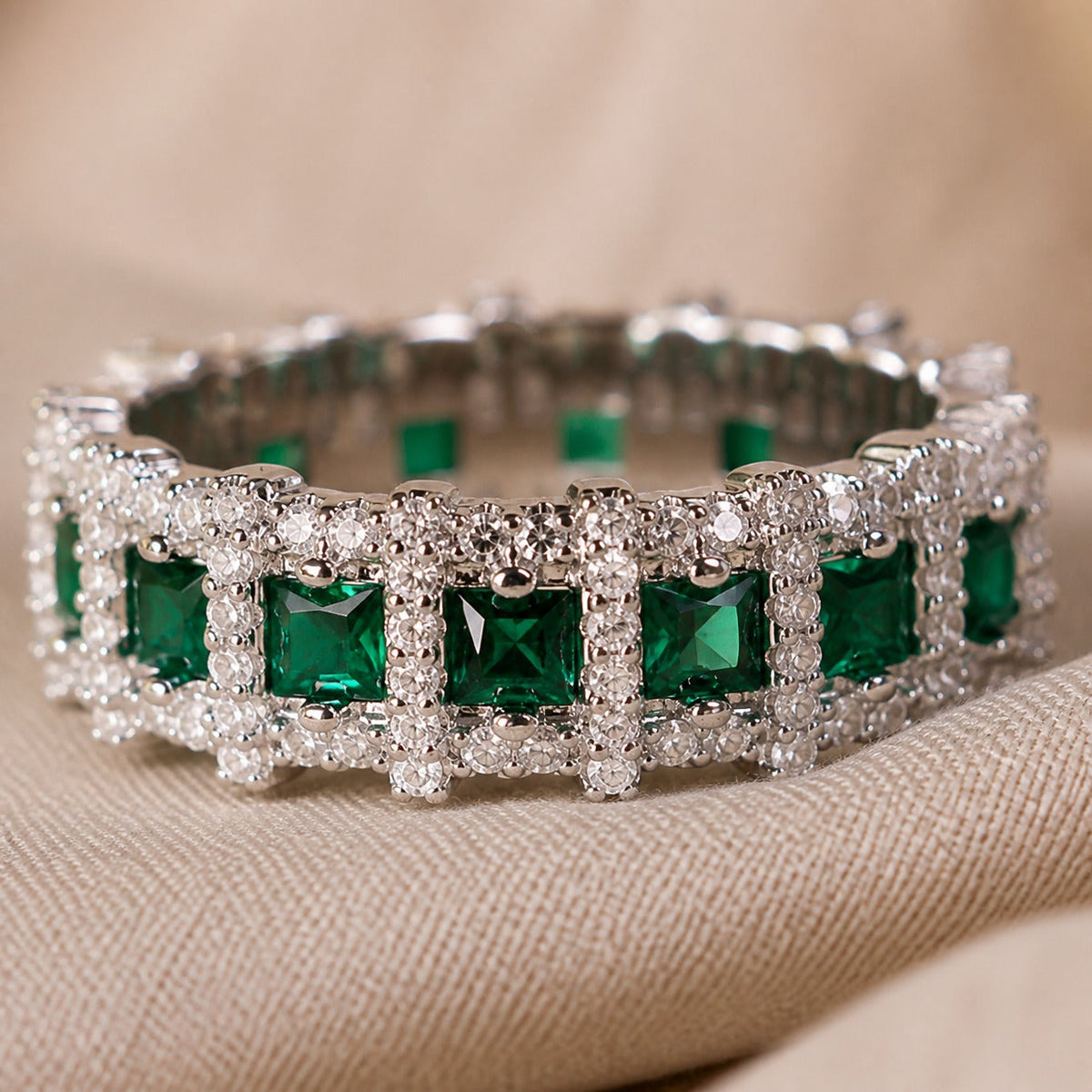Anillo eterno dorado en esmeralda