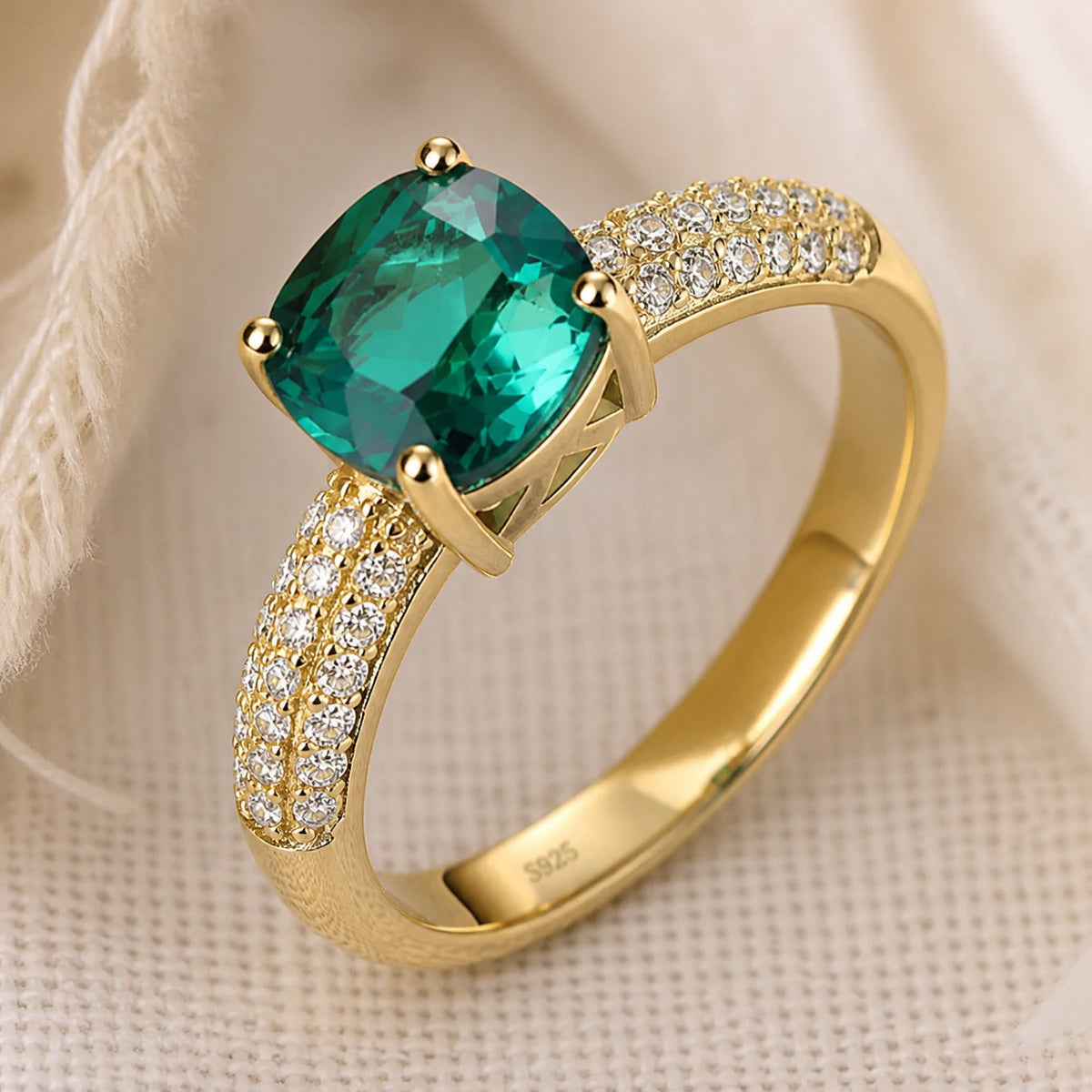 Anillo de esmeralda con brillo celestial