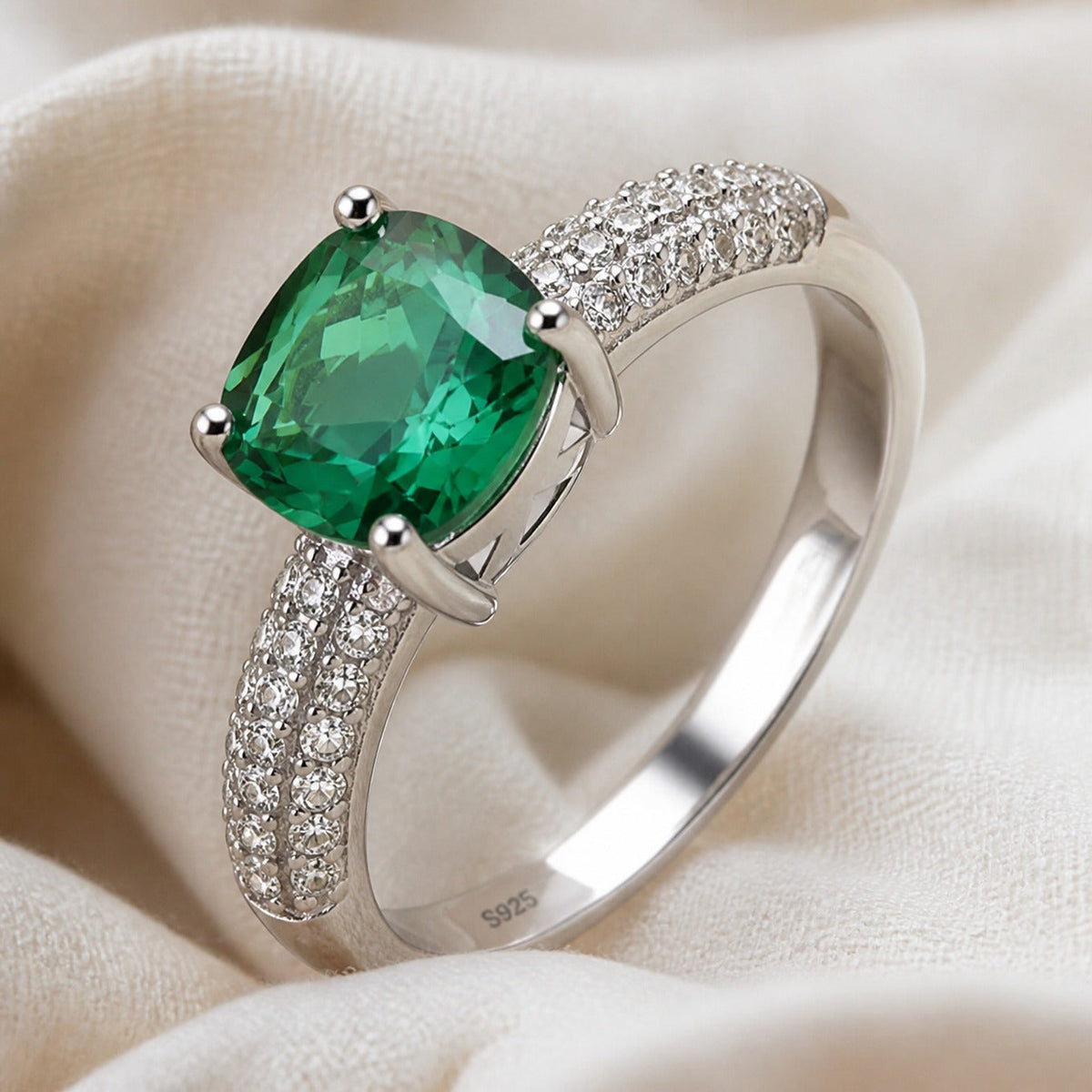 Anillo de esmeralda con brillo celestial – imagen 2
