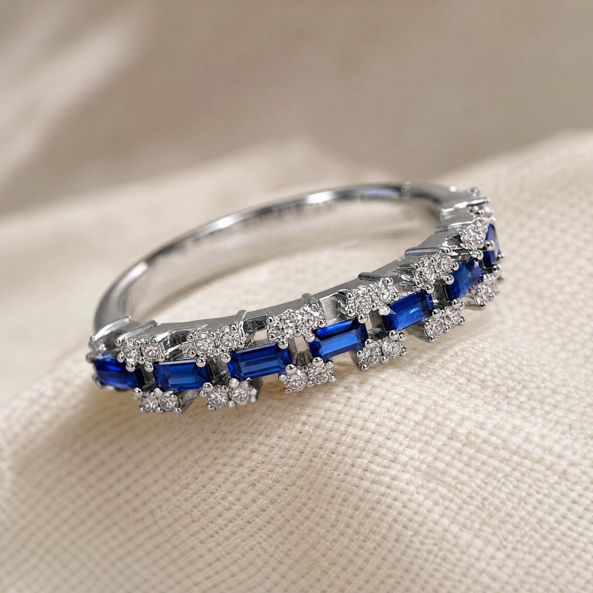 Anillo exquisito de zafiro en oro blanco