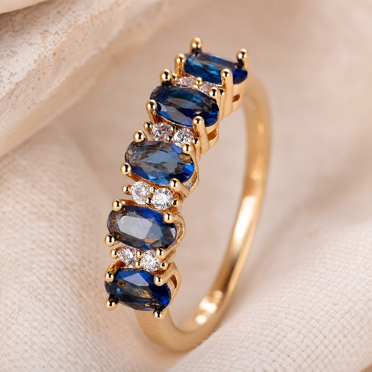 Anillo regio con zafiro dorado