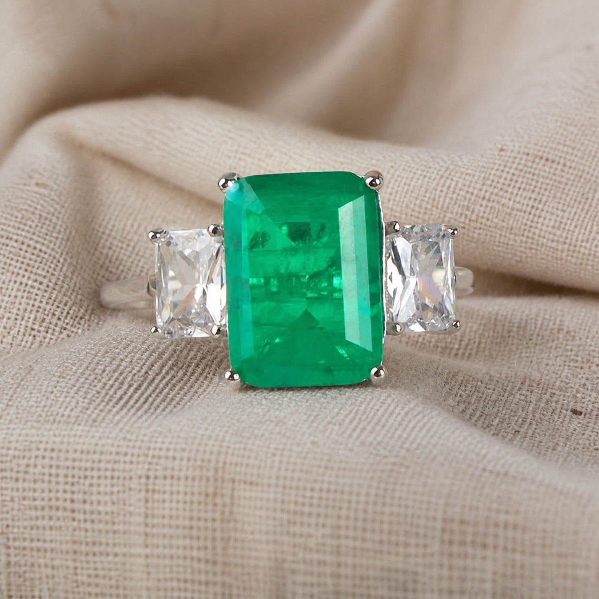 Anillo Avenue esmeralda de oro blanco