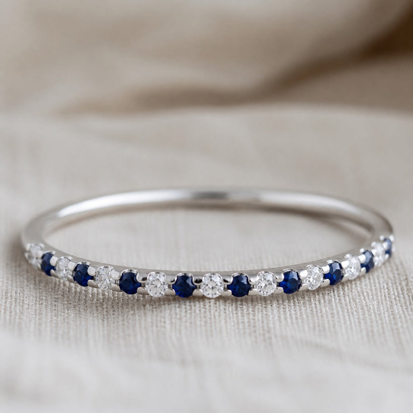 Anillo elegante de banda con zafiro plateado