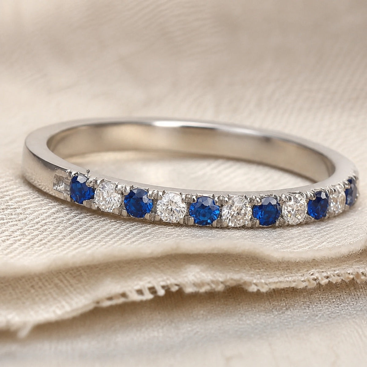 Anillo minimalista de zafiro