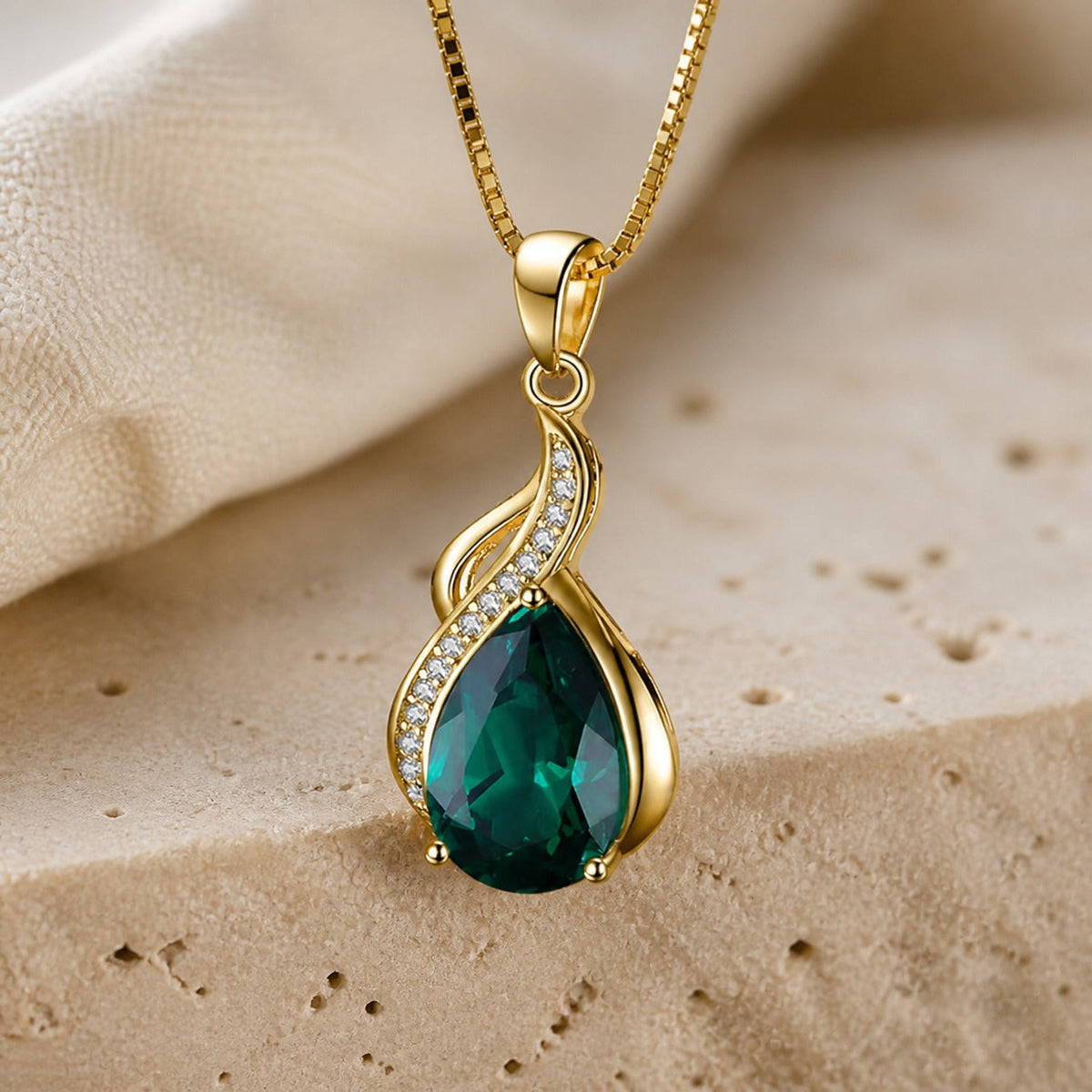 Collar con colgante de lágrima de esmeralda – imagen 3