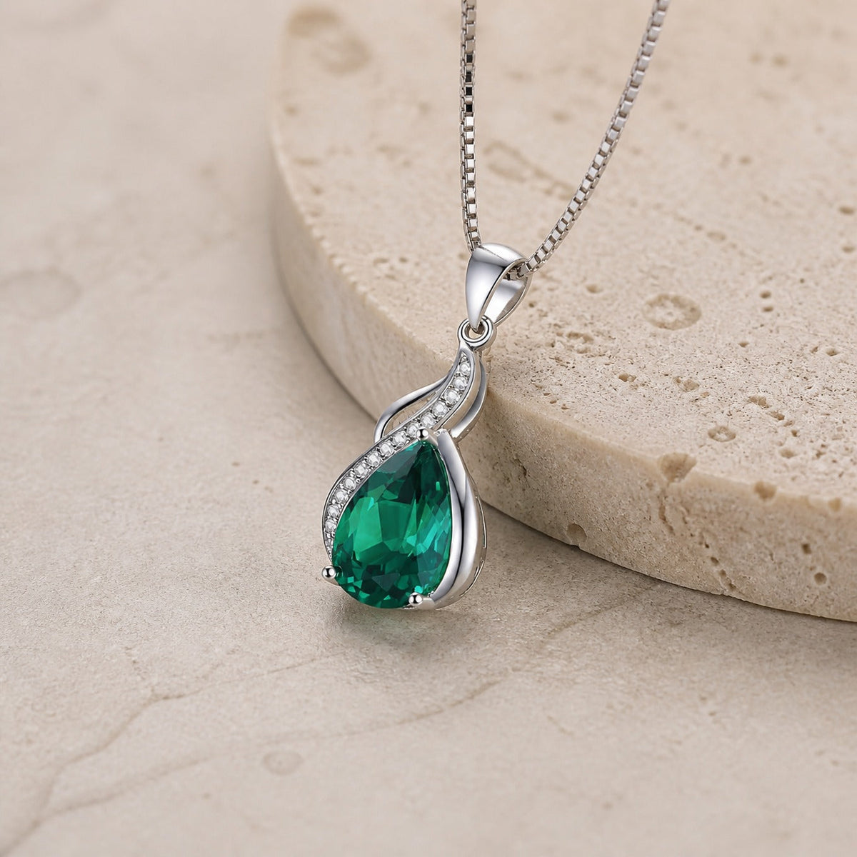 Collar con colgante de lágrima de esmeralda – imagen 2