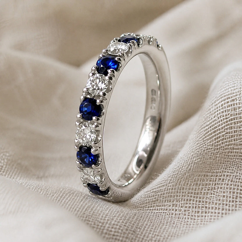 Anillo de zafiro radiante con banda llamativa