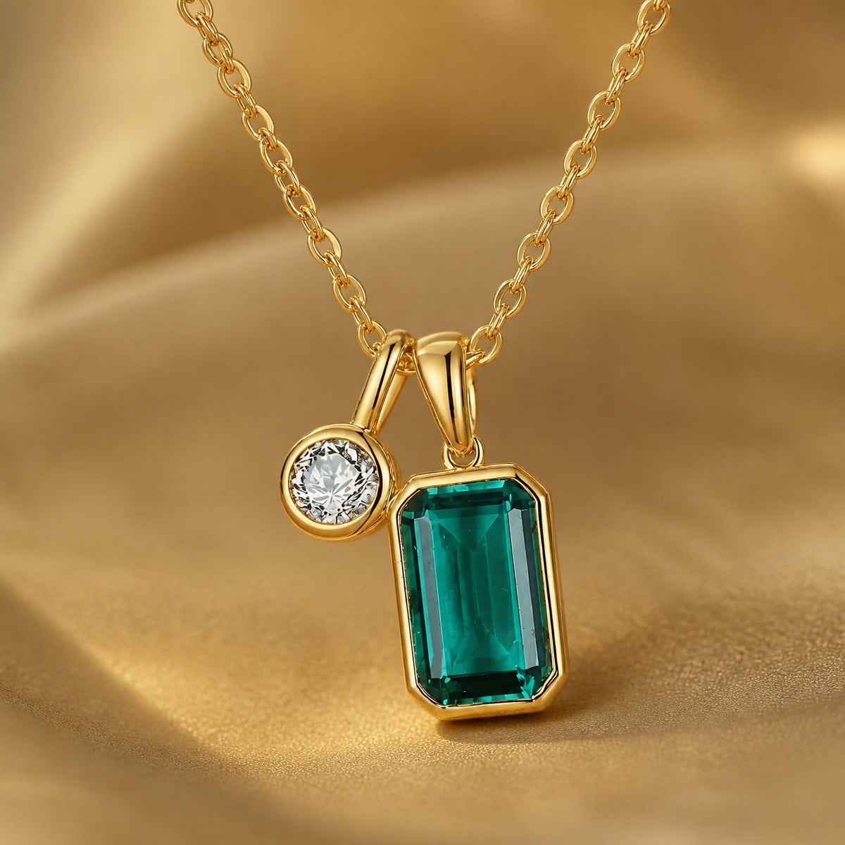 Collar dorado llamativo con esmeralda – imagen 2