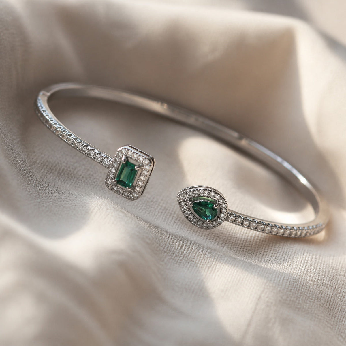 Brazalete rígido poligonal esmeralda – imagen 3