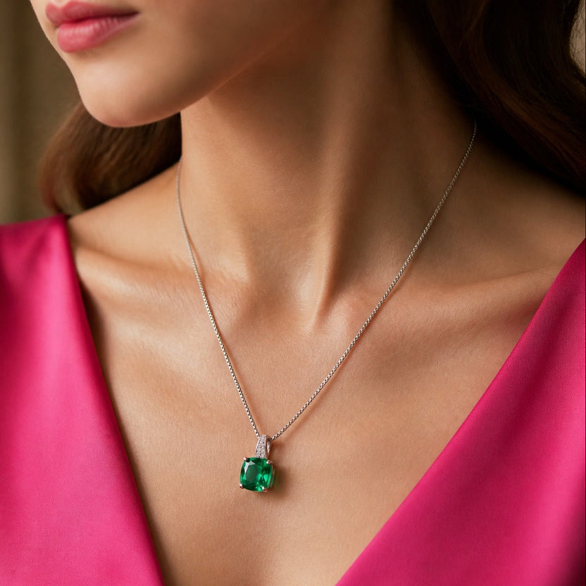 Collar con colgante de esmeralda talla cojín