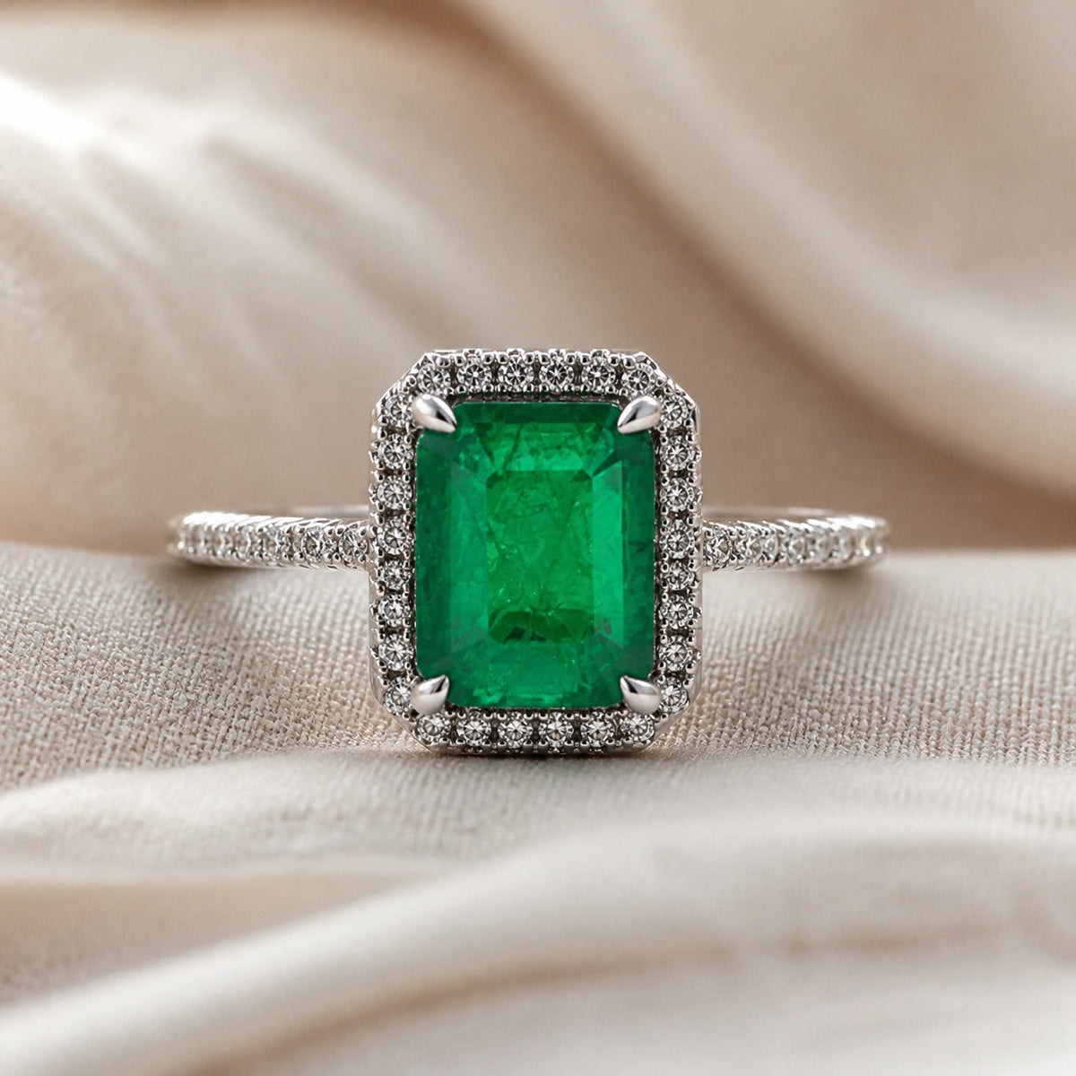 Anillo con gema esmeralda radiante