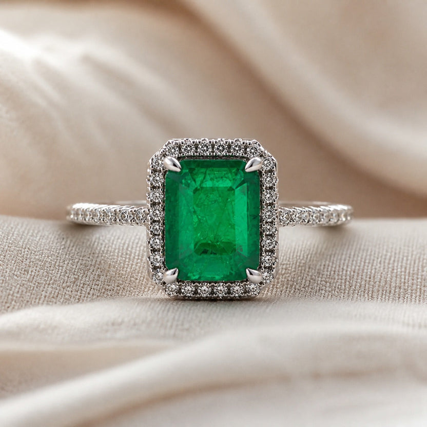Anillo con gema esmeralda radiante