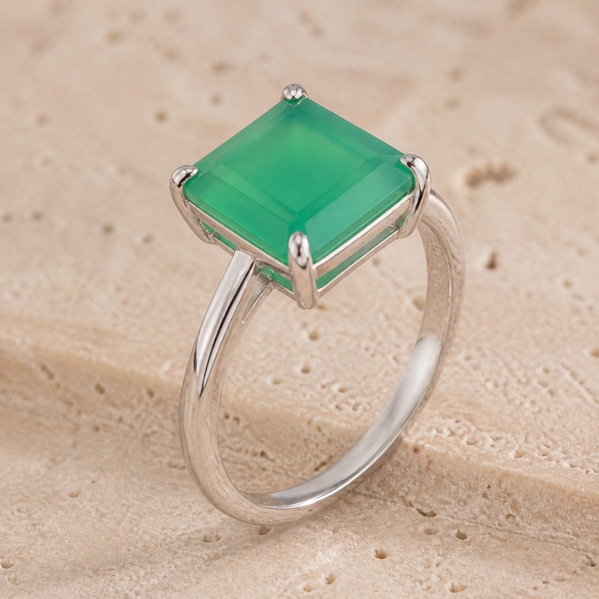 Anillo Astoria Musa esmeralda