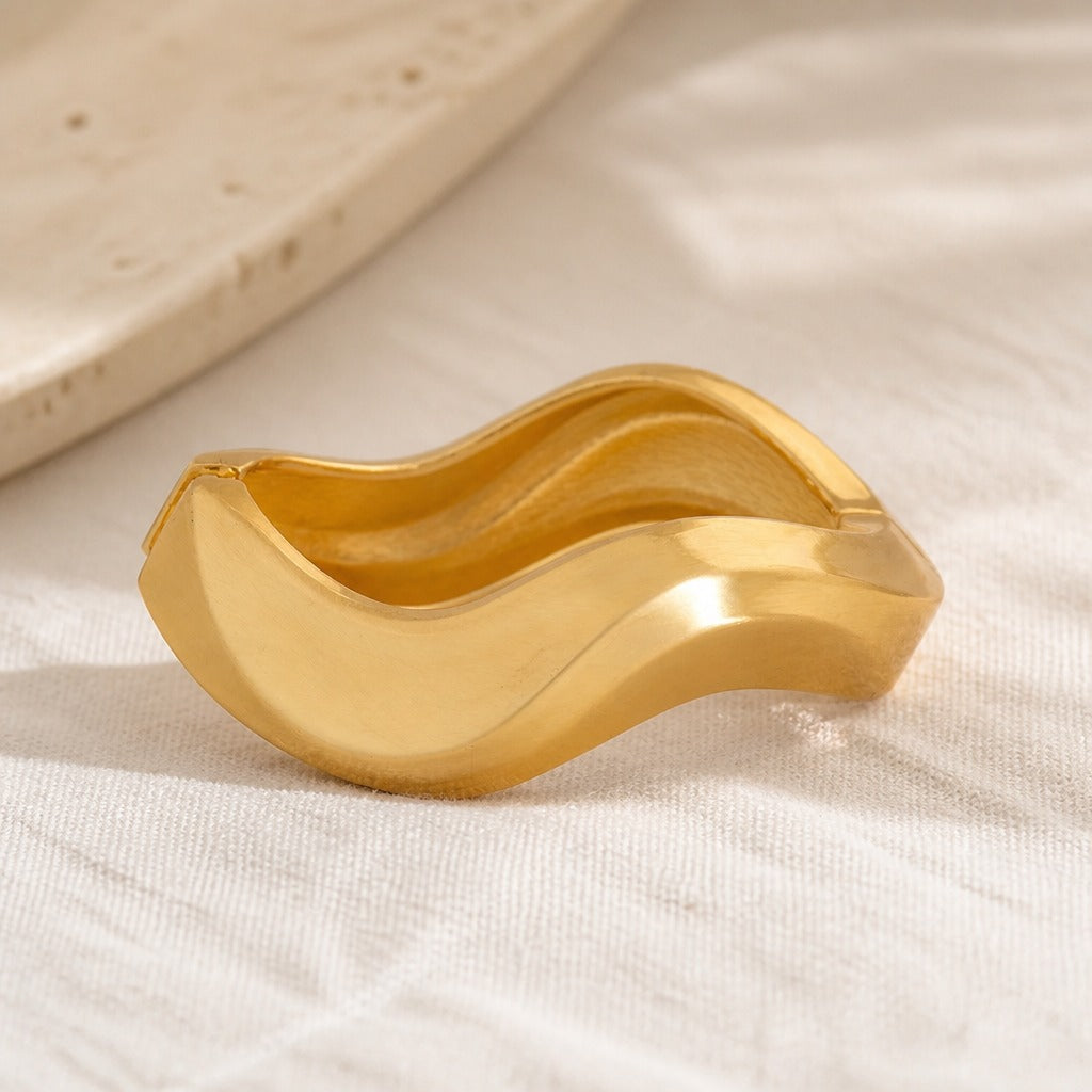 Brazalete dorado curvo Sovereign – imagen 2