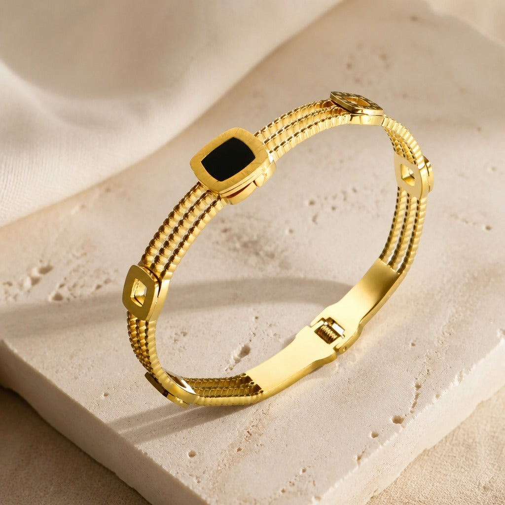Brazalete rígido dorado de ónix Celeste