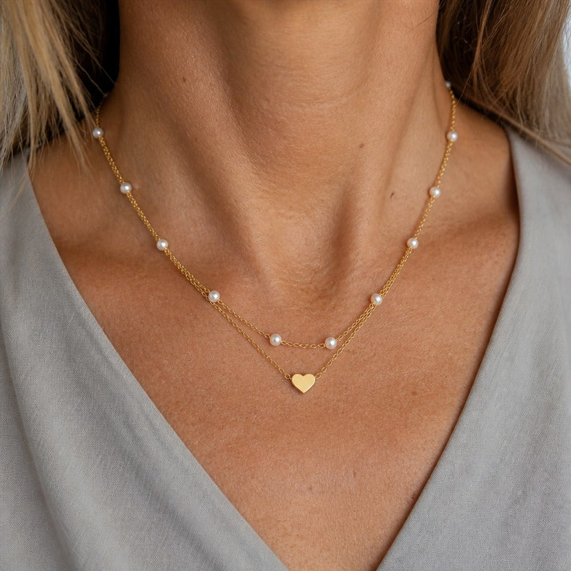 Collar atemporal con colgante de corazón