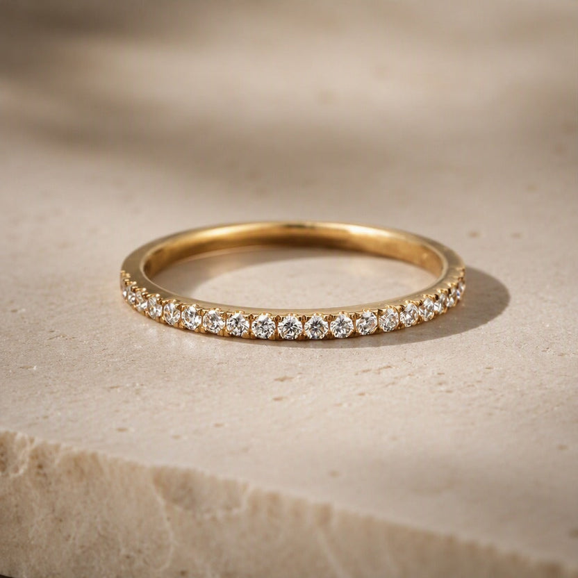 Anillo minimalista de oro con circonita de lujo
