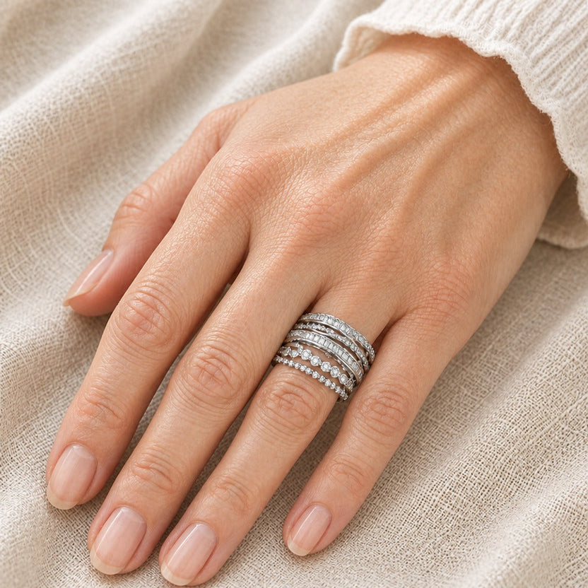 Anillo vintage de plata con circonitas en capas