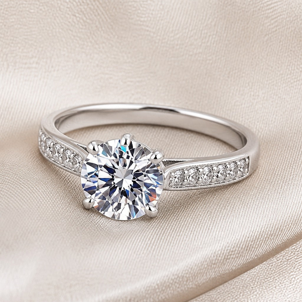 Anillo minimalista de oro blanco con circonita incrustada – imagen 2
