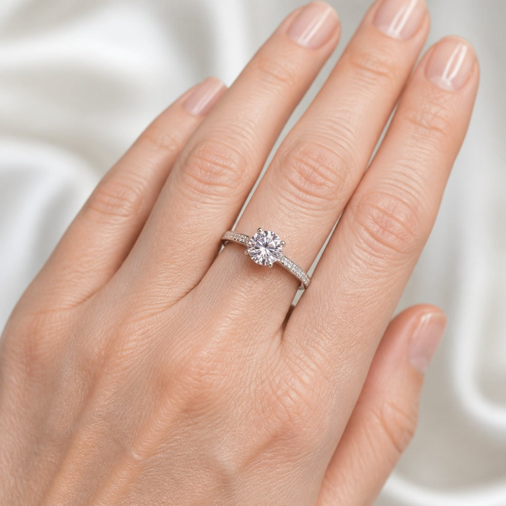 Anillo minimalista de oro blanco con circonita incrustada