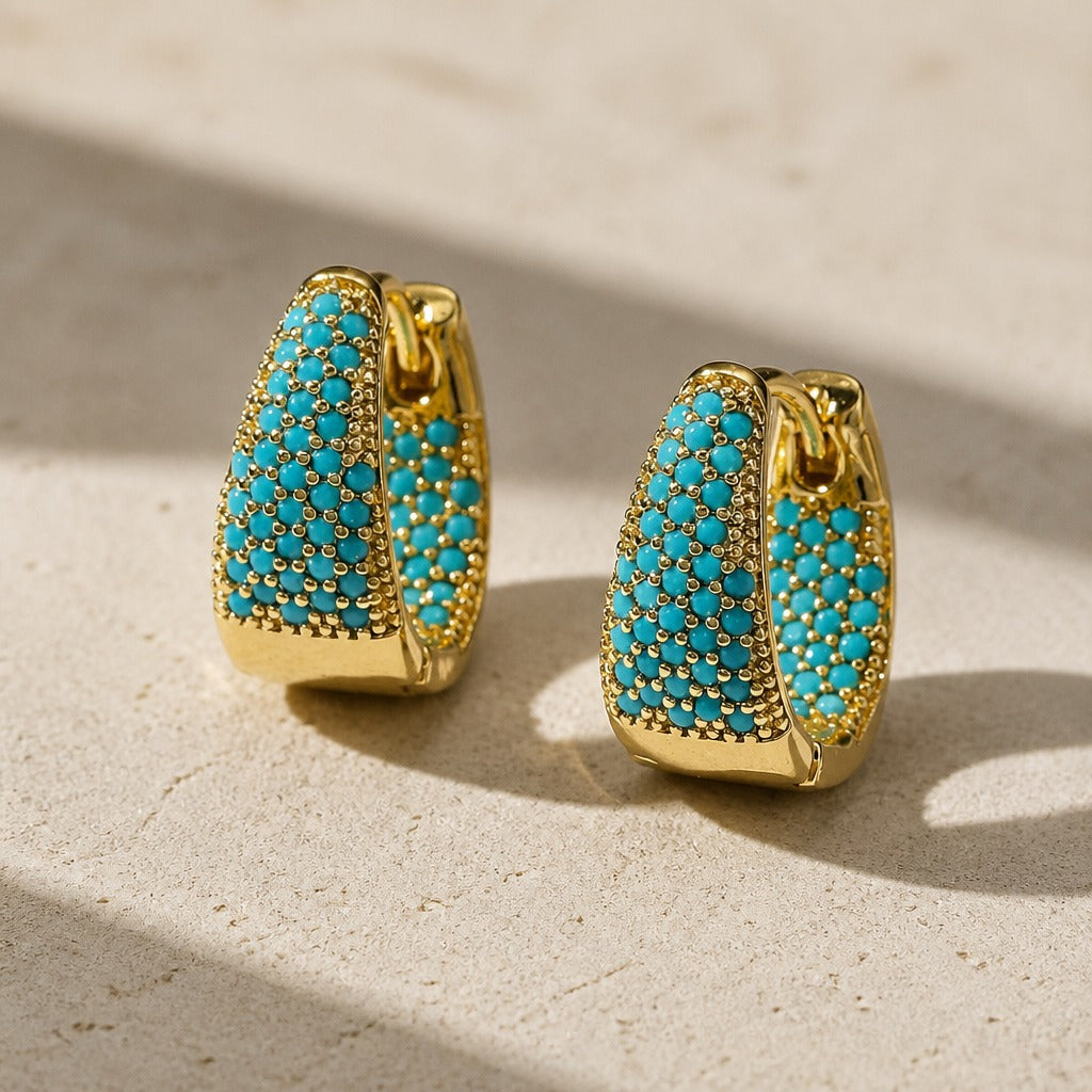 Pendientes huggie de oro con pavé de turquesa