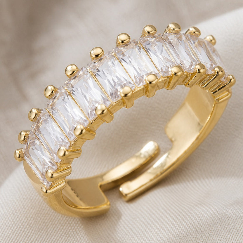 Anillo radiante de cristal con engaste baguette en canal