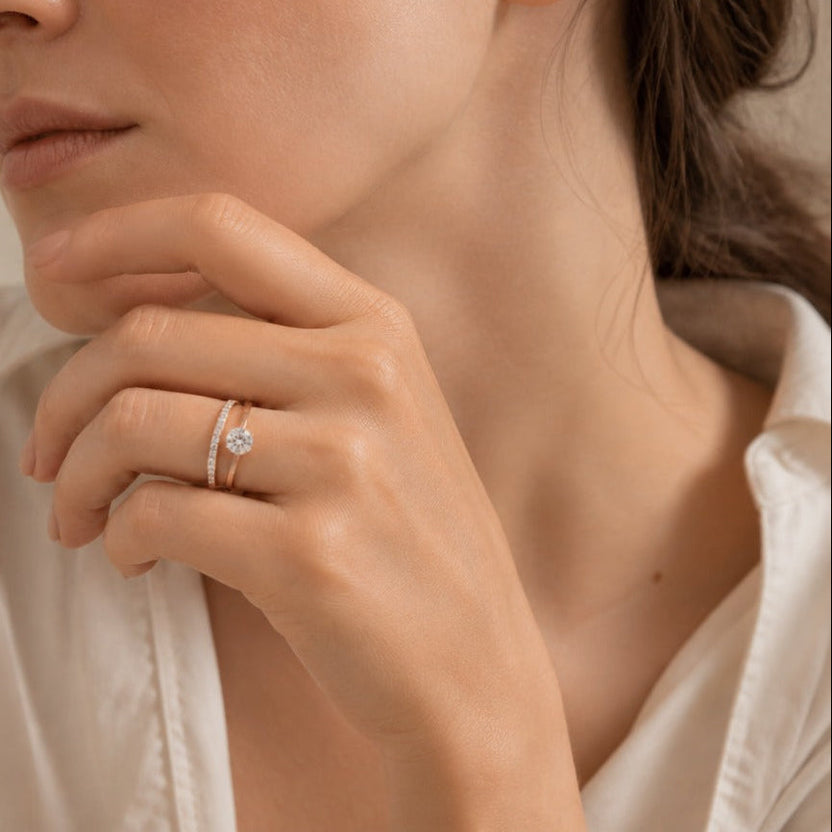 Anillo de oro rosa de doble capa con circonita