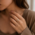 Anillo redondo de circonita dorado con torsión – imagen 2