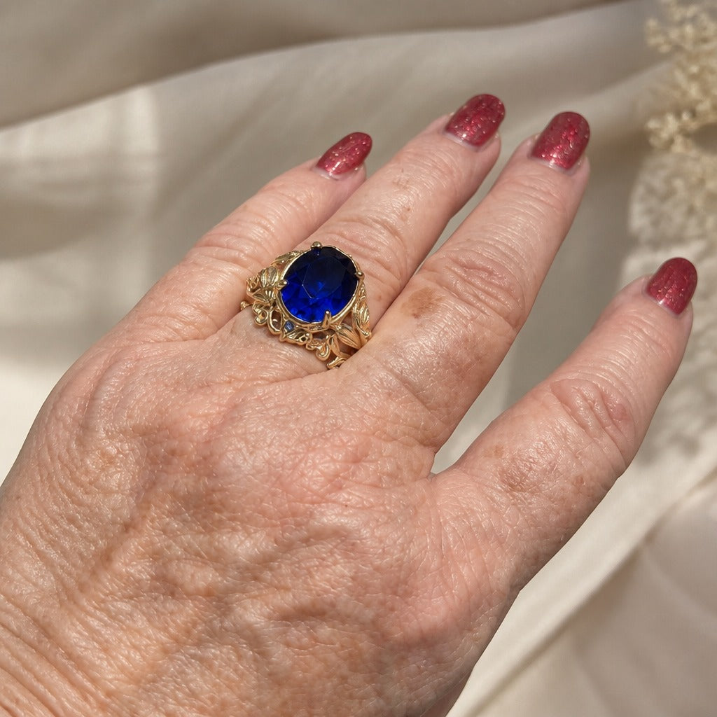 Anillo de hojas de enredadera con cristales