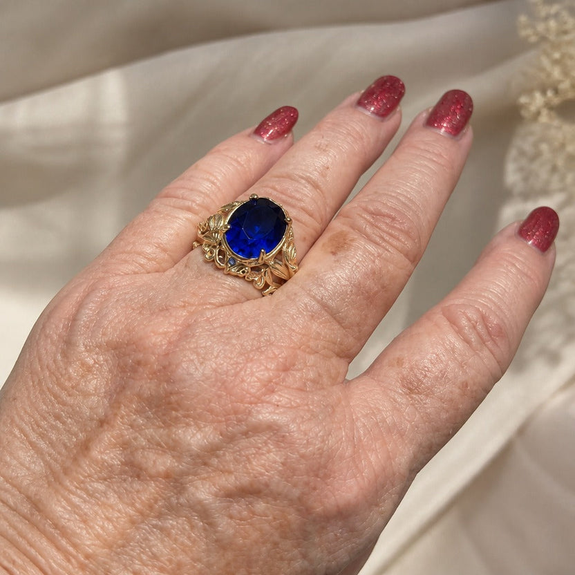 Anillo de hojas de enredadera con cristales