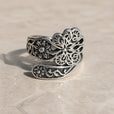 Anillo ajustable de plata con flor y mariposa – imagen 2