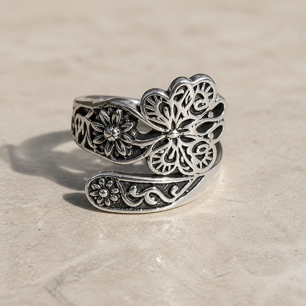 Anillo ajustable de plata con flor y mariposa – imagen 2
