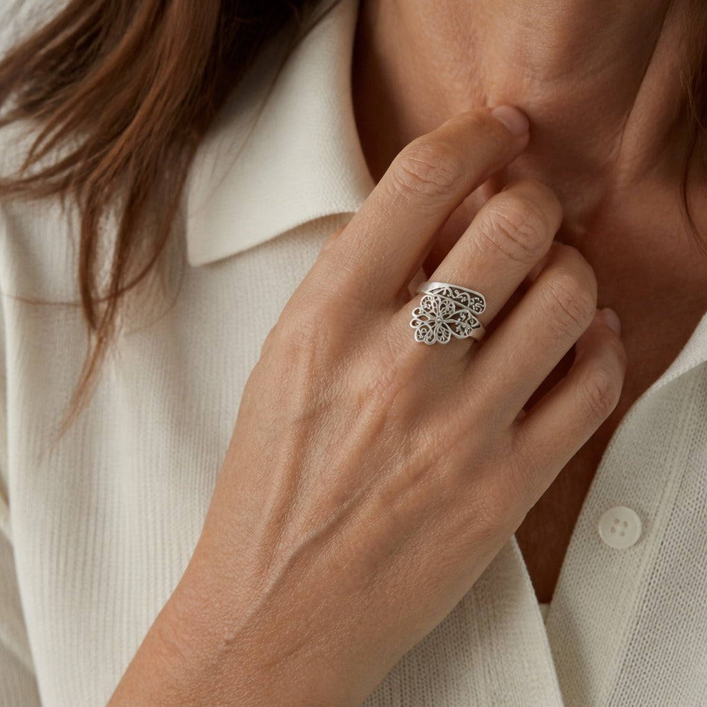 Anillo ajustable de plata con flor y mariposa