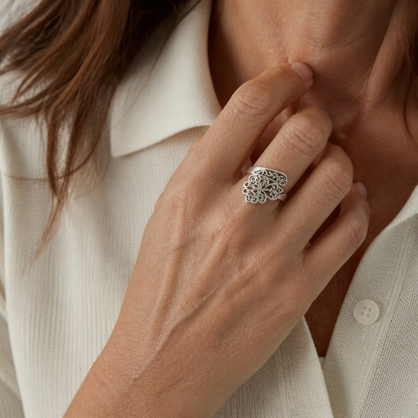 Anillo ajustable de plata con flor y mariposa