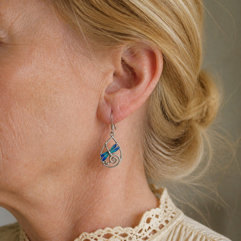 Pendientes de plata con libélula azul en forma de gota