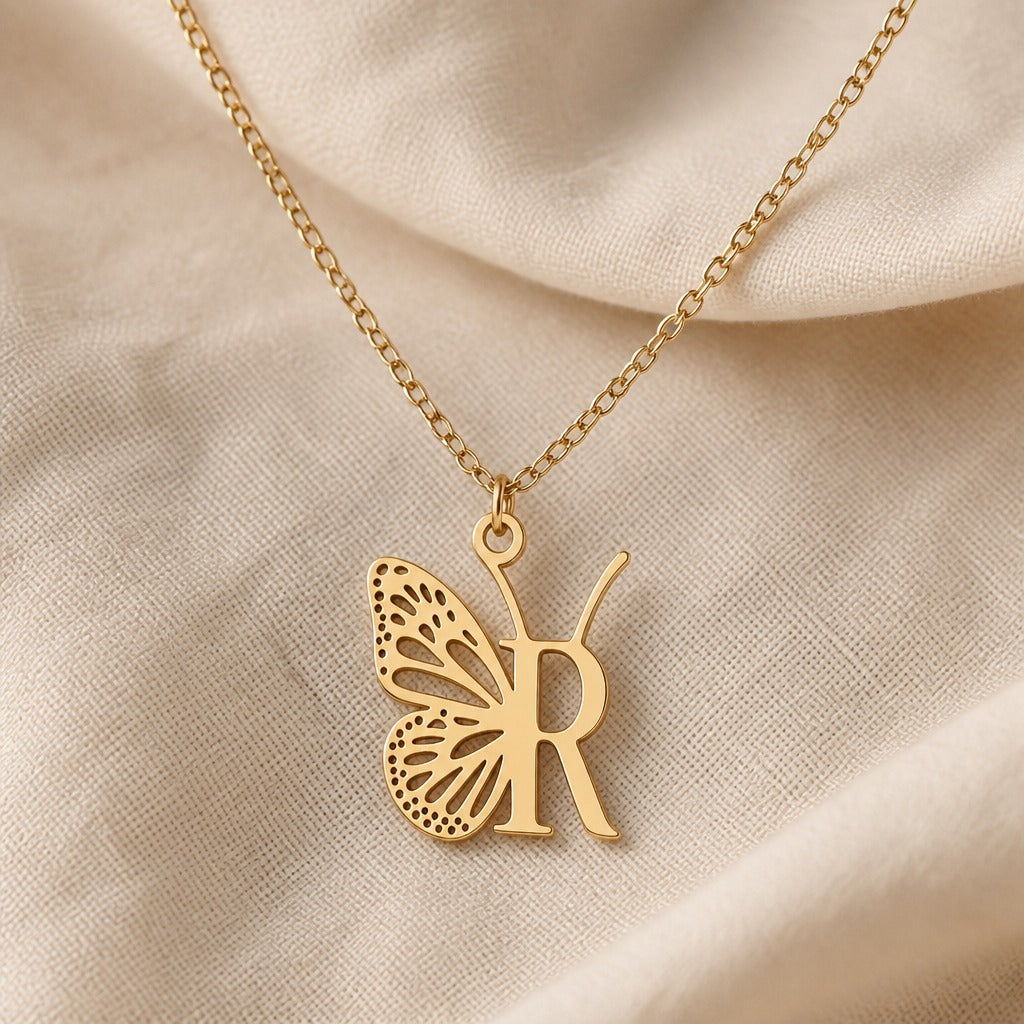 Collar con colgante de mariposa y letra inicial – imagen 36