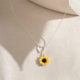 Collar girasol con corazón radiante – imagen 2