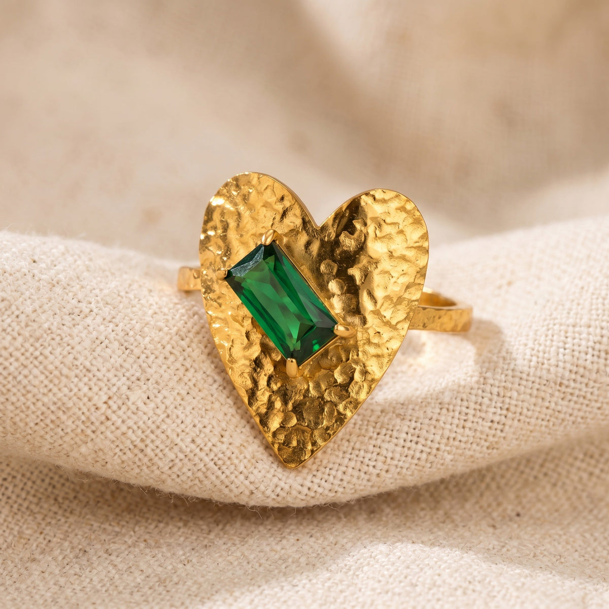 Anillo corazón dorado con esmeralda