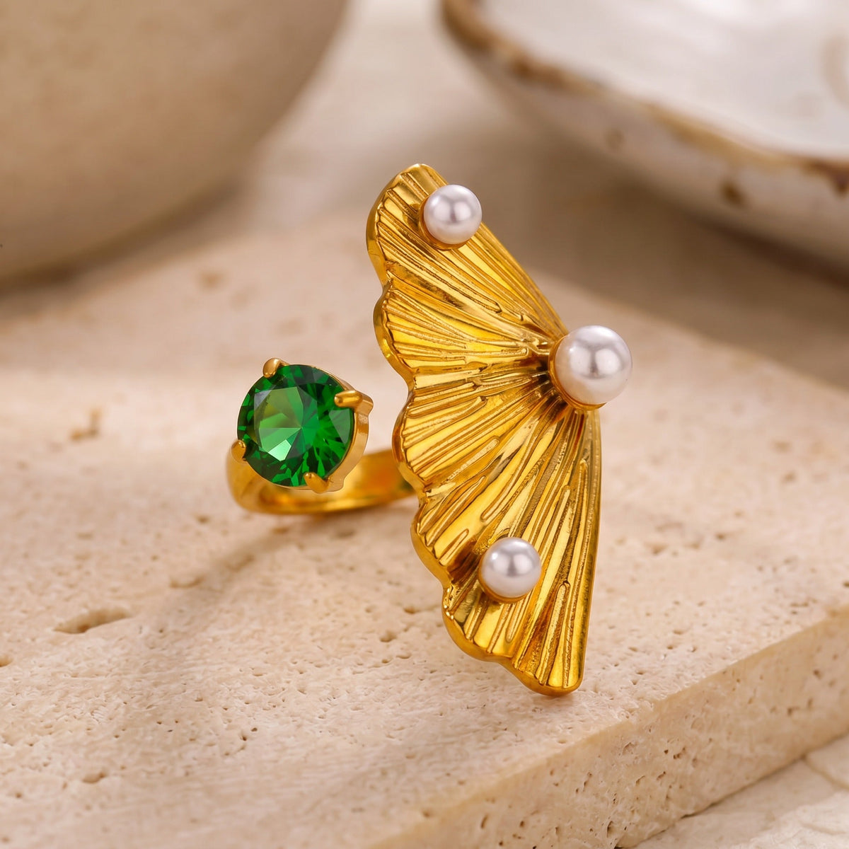 Anillo dorado de ginkgo con joya esmeralda
