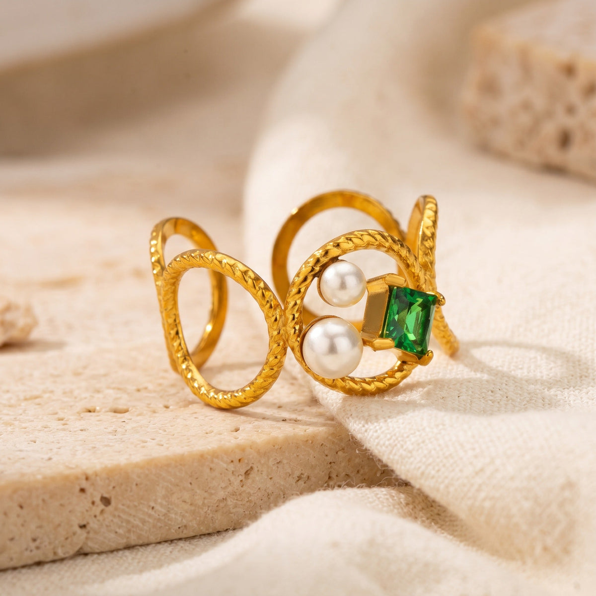 Anillo dorado con joya de esmeralda