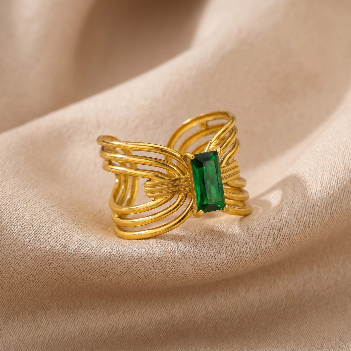 Anillo retorcido Emerald Essence