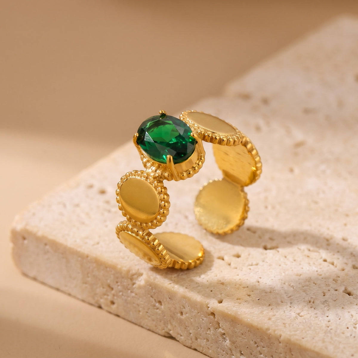 Anillo de oro con esmeralda ovalada