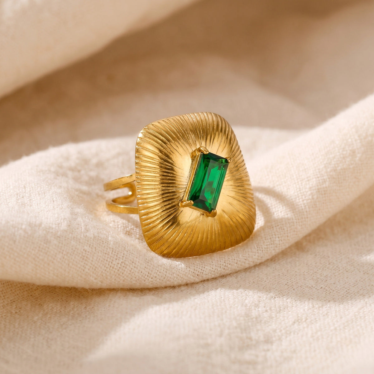 Anillo majestuoso de esmeralda
